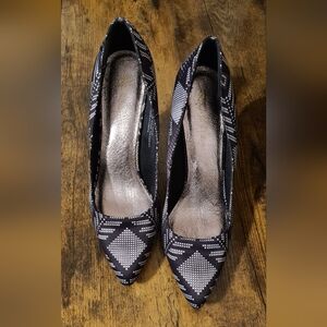 Restricted Black and White Geometric Design | Women's Heels In 8.5.